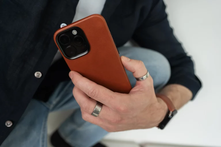 Чехлы iPhone 16 Pro Max и защита камеры от бокового рассеивания света